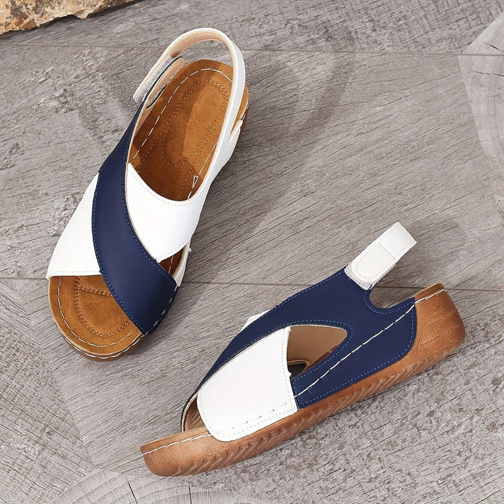 Sandales femme bicolores compensées avec bride arrière, excellent maintien et confort estival.