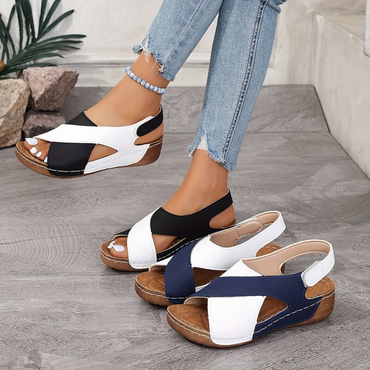 Sandales compensées bicolores décontractées-élégantes pour femme, idéales pour l'été.