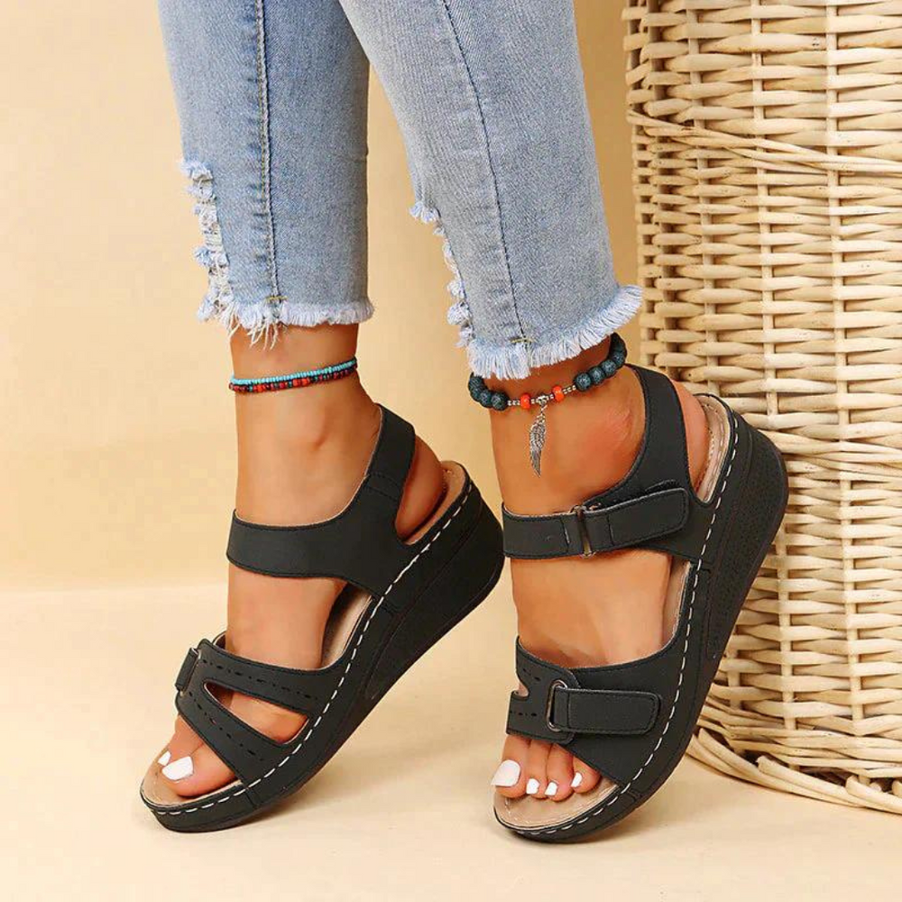 Élégantes sandales femme orthopédiques à plateforme pour un confort estival et un style mode.