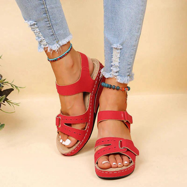 Sandales femme orthopédiques compensées avec fermeture scratch, offrant confort et ajustement parfait.
