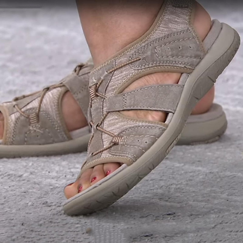 Sandales femme confort orthopédique, lanières velcro larges, bout ouvert pour tenue et ajustement.