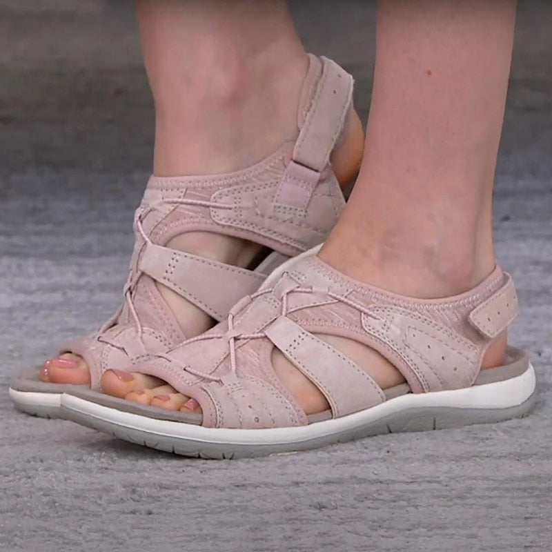 Chaussures confortables femme. Sandales orthopédiques, lanières larges ajustables par velcro.