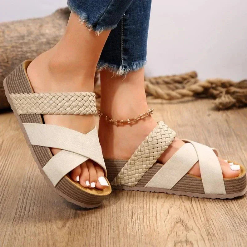 Sandales plateforme femme avec brides croisées tressées, style pieds ouverts, idéales pour un look estival élégant.