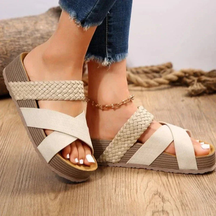 Sandales plateforme femme avec brides croisées tressées, style pieds ouverts, idéales pour un look estival élégant.