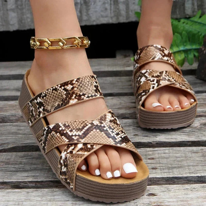 Sandales plateforme femme élégantes avec brides tressées croisées. Chaussures d'été confortables à pieds ouverts.