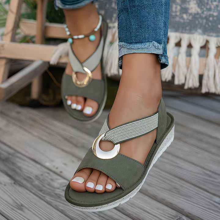 Chaussures d'été femme: sandales plates avec anneau métallique, bout ouvert. Confort et style pour la saison chaude.