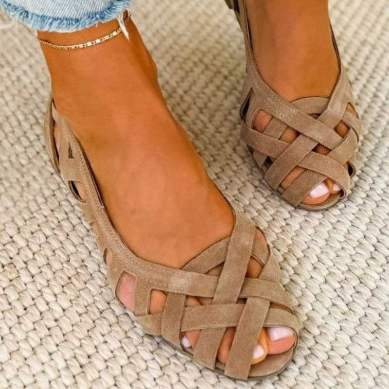 Sandales plates tressées femme taupe, bout ouvert, chaussures confortables pour les journées d'été.