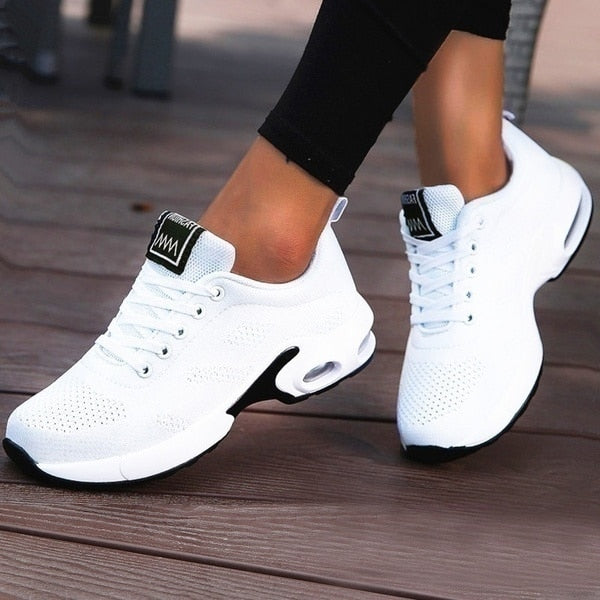 Sneakers femme avec semelle plateforme et coussin d'air, idéales pour la marche et le style.
