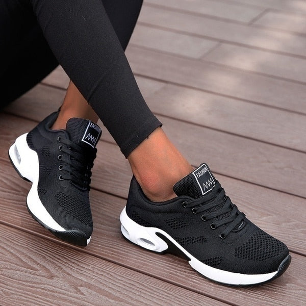 Baskets femme à lacets, semelle plateforme, design moderne pour un look sport-chic et confort optimal.