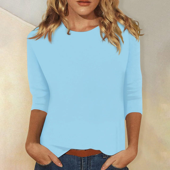 Haut femme confortable, manches trois-quarts, col rond. Un tee-shirt élégant pour un style quotidien sans effort.