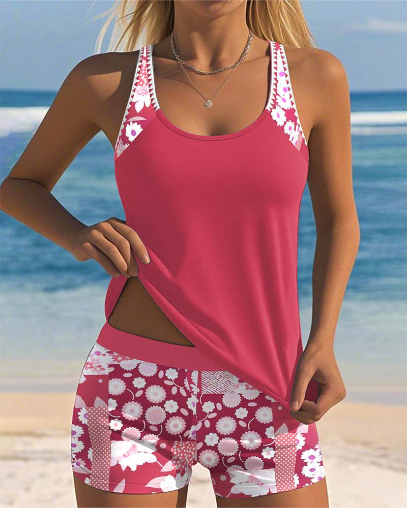 Tankini avec short, imprimé floral coloré, parfait pour la plage.