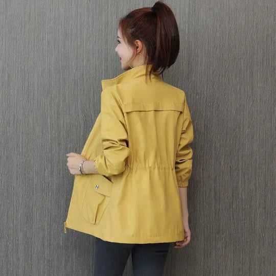 Veste femme mi-saison élégante avec col montant et cordon de serrage. Idéale pour l'automne et le printemps.