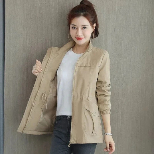 Veste femme casual mi-saison zippée, col montant, cordon de serrage. Tendance pour printemps et automne.