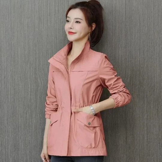 Veste femme mode mi-saison à col montant et cordon ajustable. Parfaite pour un look printanier ou automnal.