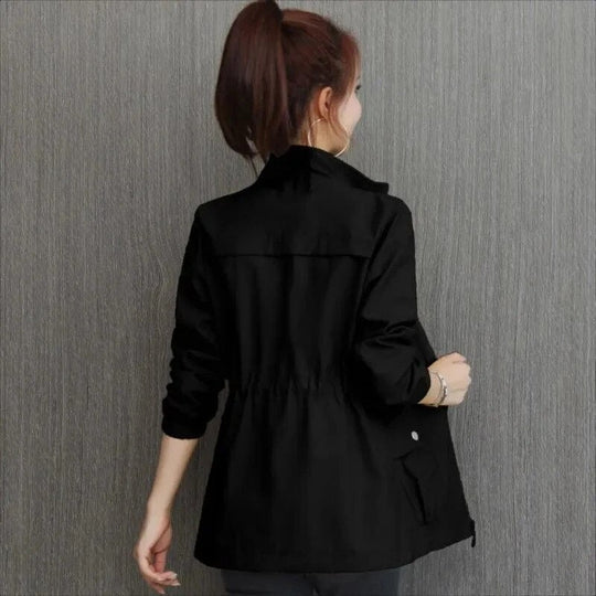 Veste femme zippée mi-saison avec manches longues et col montant. Cordon de serrage pour silhouette ajustée.