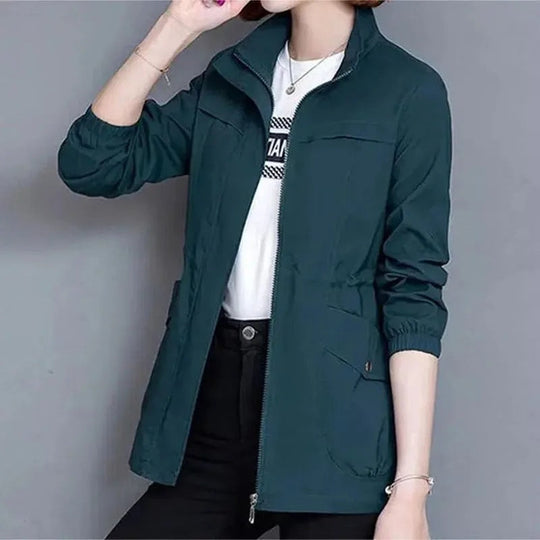 Veste femme casual-chic mi-saison, col montant, cordon de serrage. Parfaite pour les transitions automne-printemps.