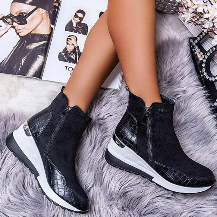 Paire de bottines chics pour femme, talon épais, en cuir noir moderne avec fermeture éclair, idéales automne-hiver.
