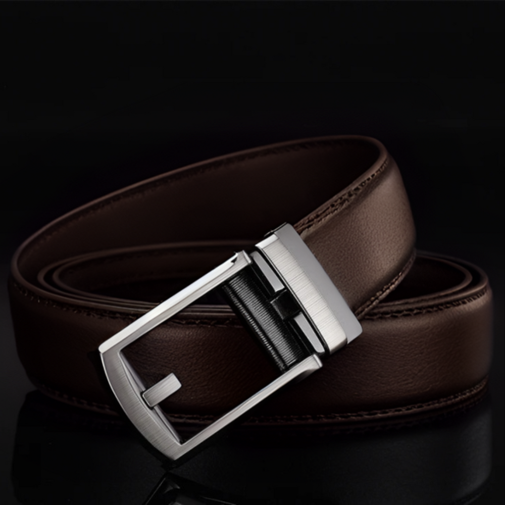 Homme portant une ceinture automatique en cuir, design moderne pour un ajustement parfait et rapide.