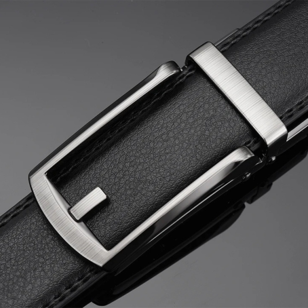 Silhouette d'un homme ajustant sa ceinture automatique, symbole d'un style rapide et soigné.