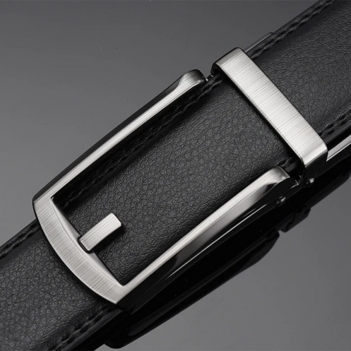 Silhouette d'un homme ajustant sa ceinture automatique, symbole d'un style rapide et soigné.
