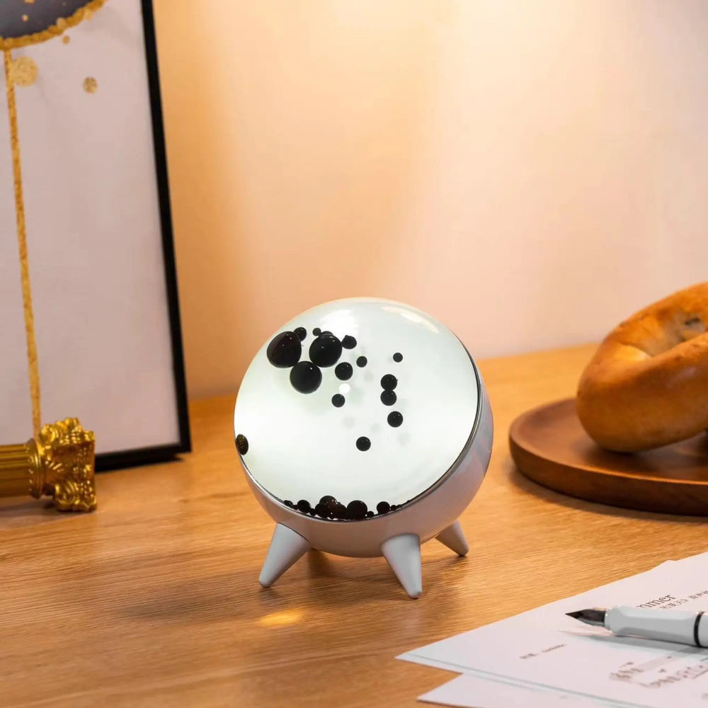 Lampe ferrofluide interactive, réagit à la musique, créant une ambiance lumineuse et technologique captivante.