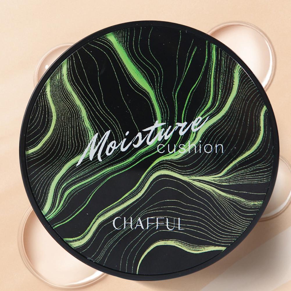Application du fond de teint nourrissant, pour un teint unifié, hydraté et un éclat naturel longue durée.