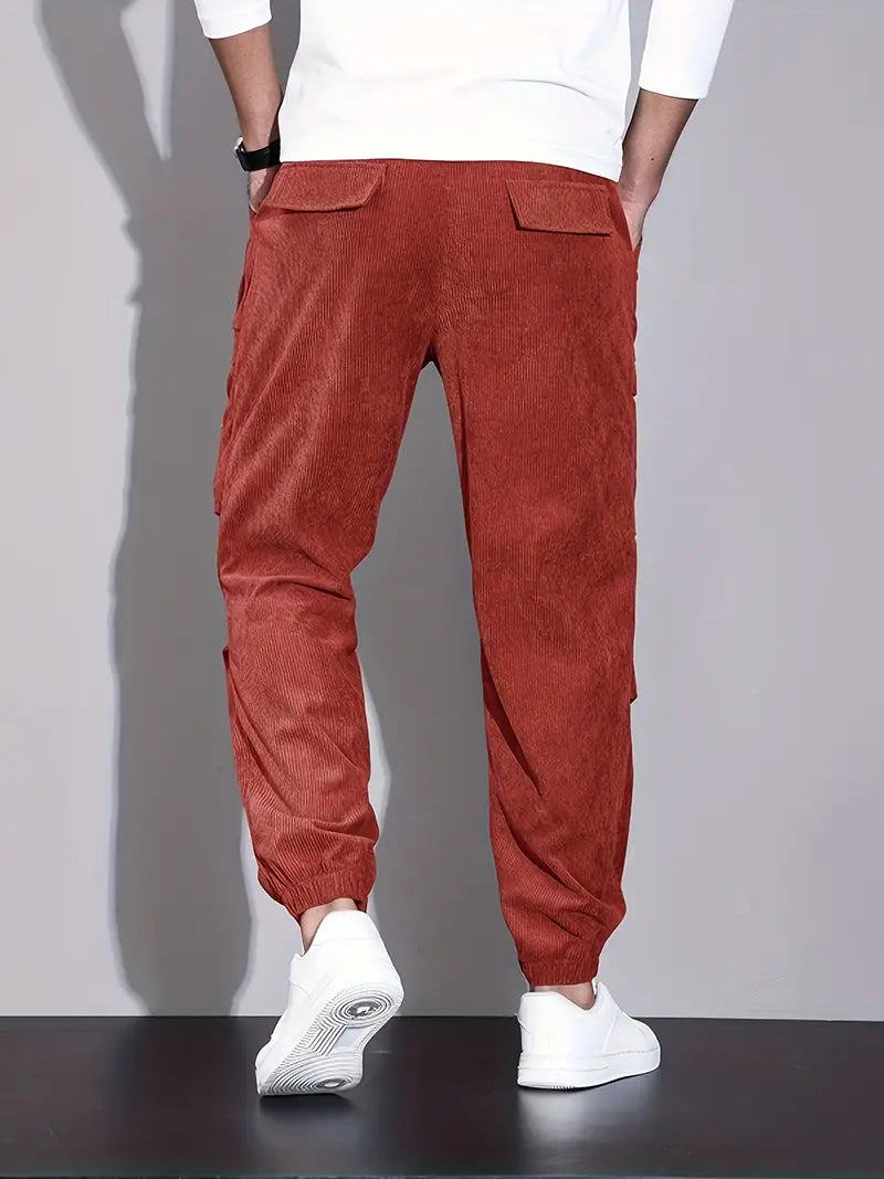 Pantalon homme cargo ajusté avec multiples poches, look décontracté et mode masculine tendance.