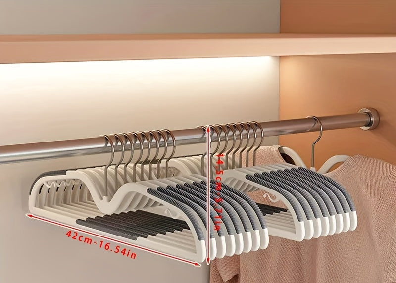 Cintre blanc court, pivotant et antidérapant, essentiel pour organiser votre dressing avec efficacité.