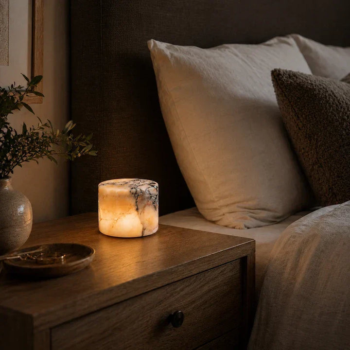Lampe de table rechargeable en marbre blanc, design moderne tactile. Idéale pour chevet ou salon.