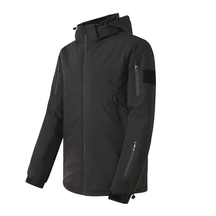 Manteau chauffant électrique pour homme avec capuche, assurant une chaleur constante et un confort optimal en hiver.