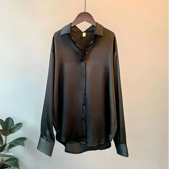 Mannequin portant la chemise femme élégante. Blouse chic et confortable, coupe moderne pour automne.