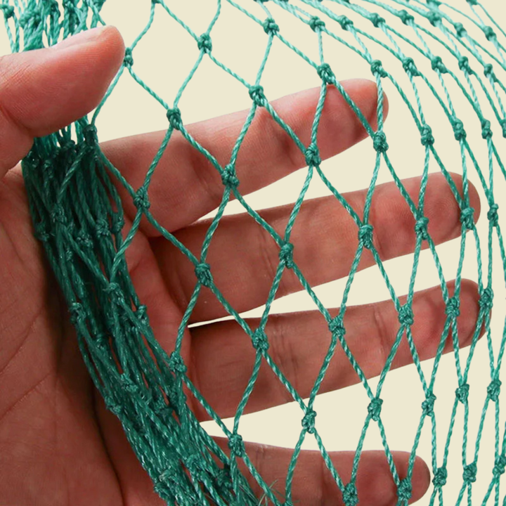 Filet de jardin anti-oiseaux et UV protégeant un potager. Maille robuste pour récoltes réussies.