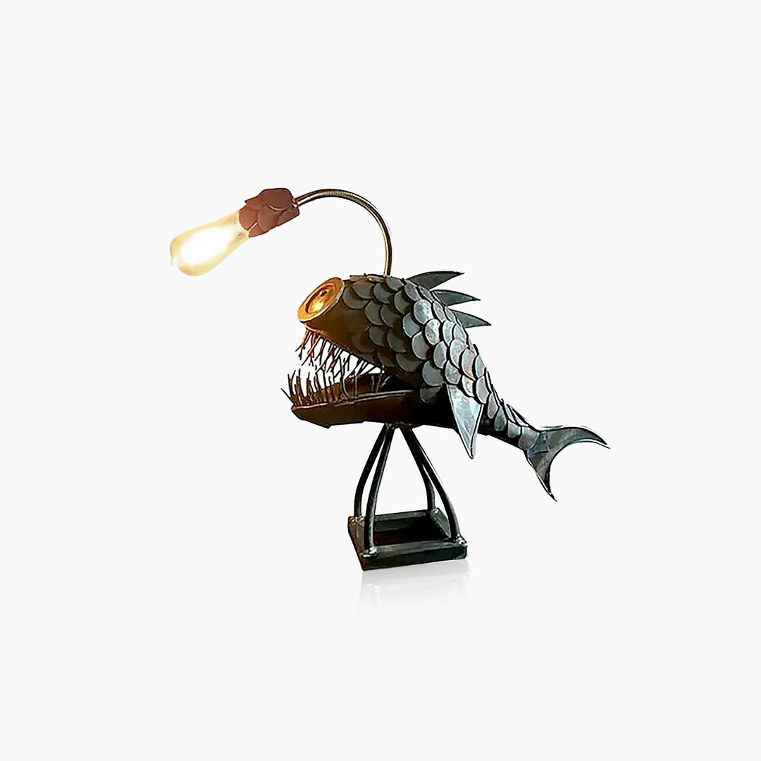 Lampe de table vintage unique poisson-lanterne en résine et métal, design marin créatif pour ambiance intérieure.