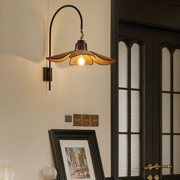 Design unique d'applique murale fleur Wabi Sabi, éclairage doux pour une ambiance intérieure moderne et zen.