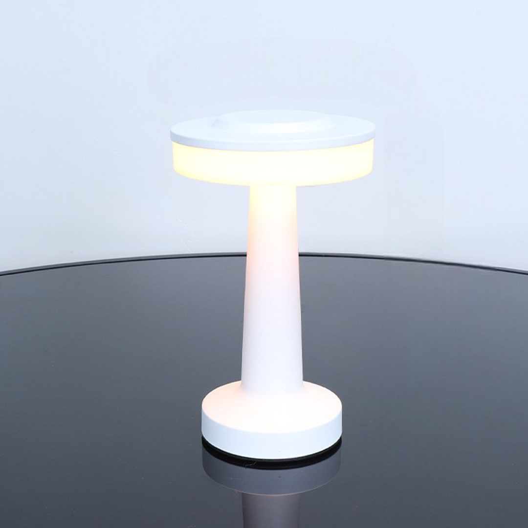 Lampe de table LED portable au design moderne. Éclairage ajustable parfait pour chevet, bureau ou salon contemporain.