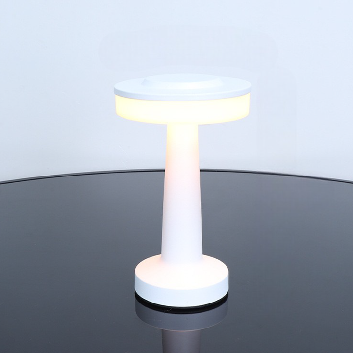 Lampe de table LED portable au design moderne. Éclairage ajustable parfait pour chevet, bureau ou salon contemporain.