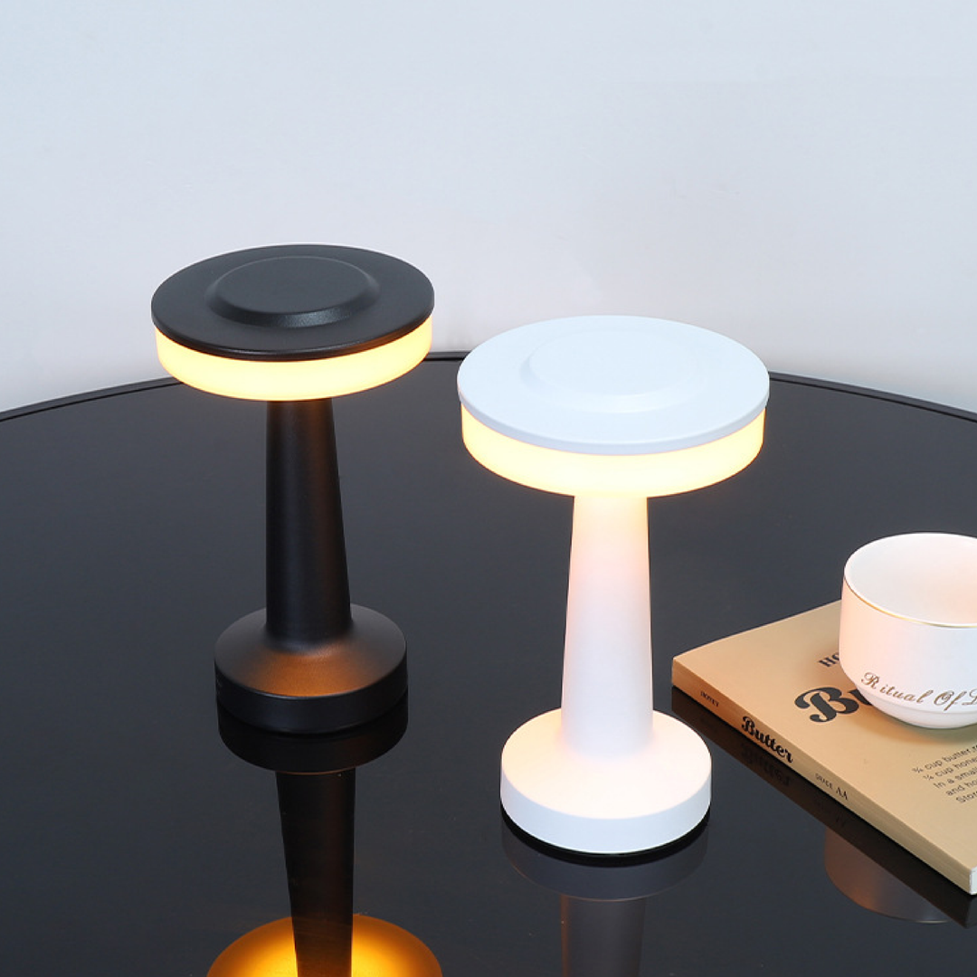 Lampe LED de chevet moderne, design en métal. Offre un éclairage doux pour une chambre confortable et stylée.