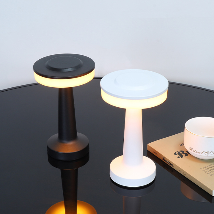 Lampe LED de chevet moderne, design en métal. Offre un éclairage doux pour une chambre confortable et stylée.