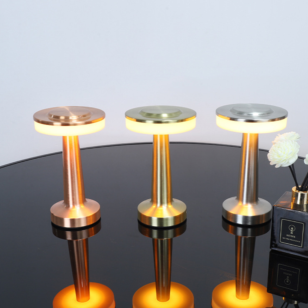 Élégante lampe de table LED moderne. Idéale pour un éclairage d'ambiance chaleureux et une touche design.