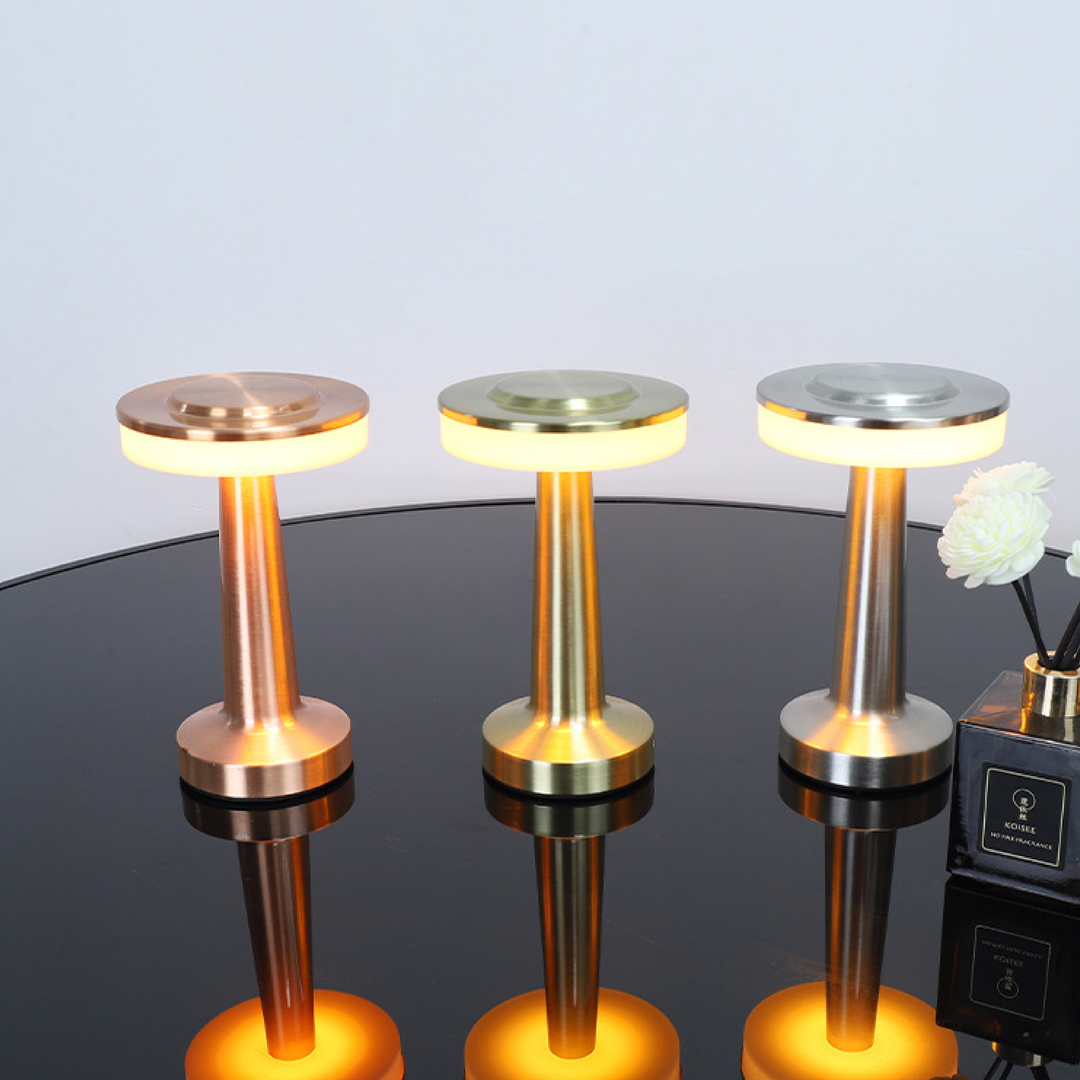 Élégante lampe de table LED moderne. Idéale pour un éclairage d'ambiance chaleureux et une touche design.