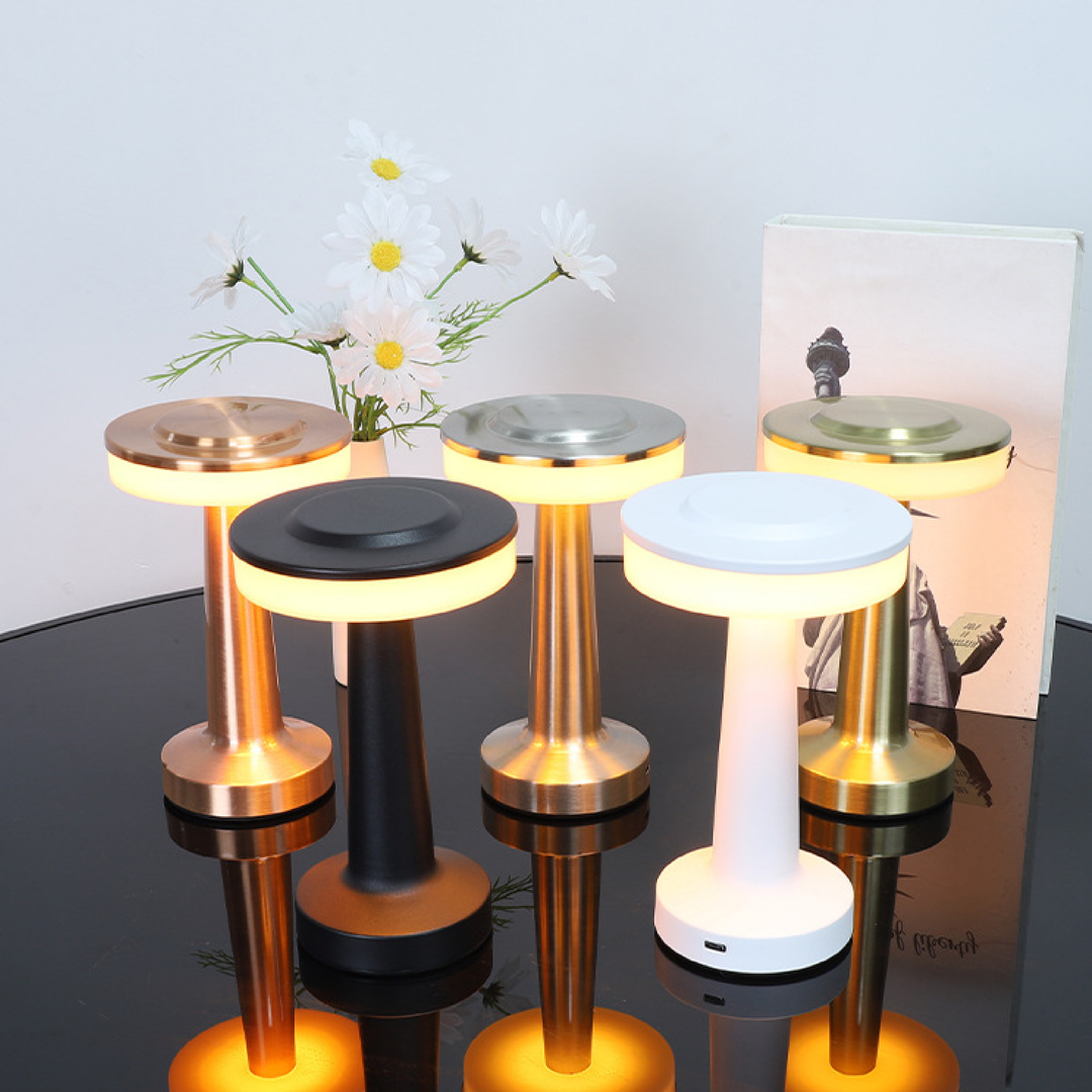 Lampe de table LED moderne en métal, éclairage d'ambiance design. Parfait pour une décoration intérieure élégante.