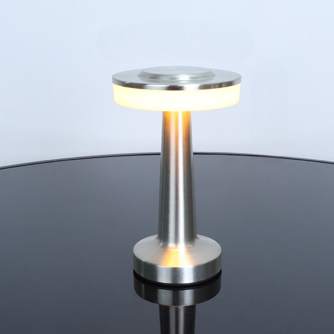 Zoom sur la lampe de table LED moderne en métal. Design minimaliste, parfaite pour un éclairage d'ambiance ou de lecture.