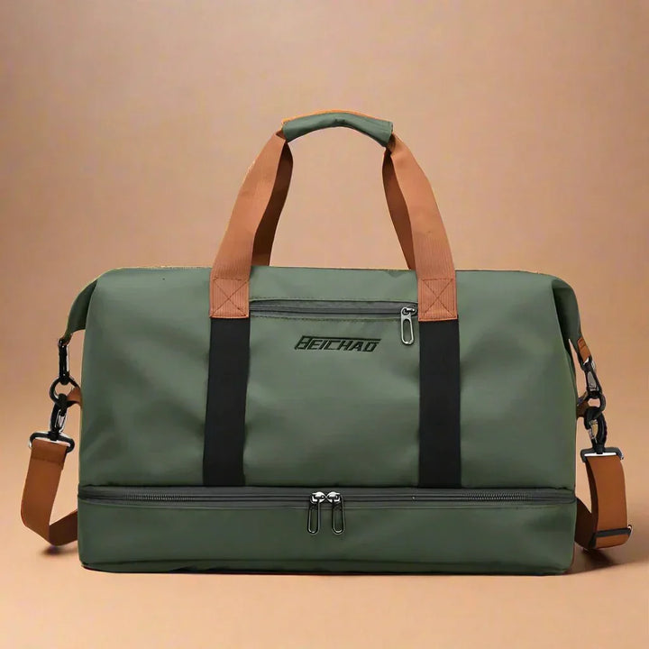Sac de sport imperméable noir avec compartiment chaussures et poche sec-humide. Idéal gym et voyage.