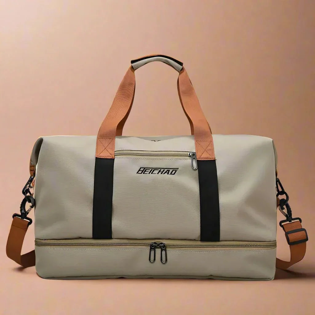 Sac de sport multifonctionnel avec compartiment chaussures séparé et poche imperméable. Idéal pour l'organisation.