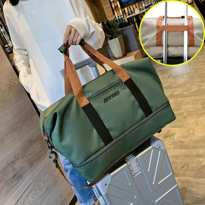 Sac de gym/voyage en nylon étanche, compartiments chaussures et sec-humide. Organisation optimale pour le sport.