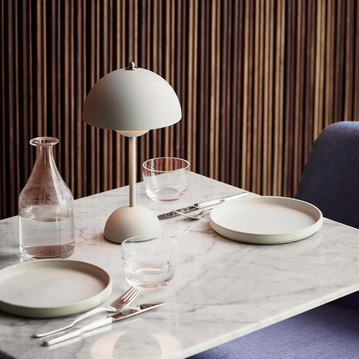 Lampe de table LED sans fil, intensité réglable, parfaite pour terrasses ou intérieurs, très pratique.
