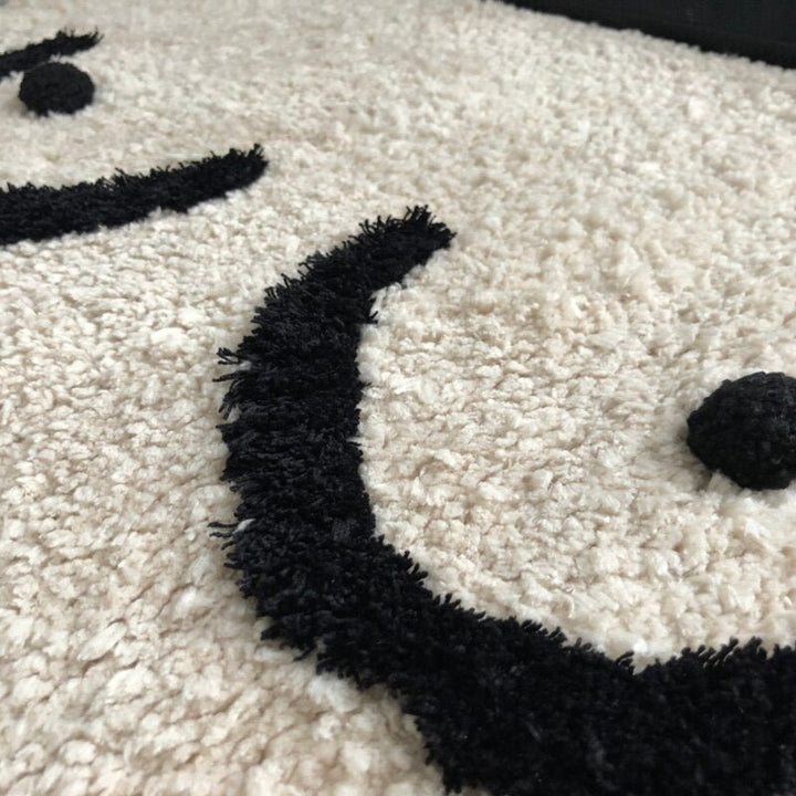 Tapis de bain doux en microfibre absorbante et antidérapante, idéal pour la salle de bain moderne.