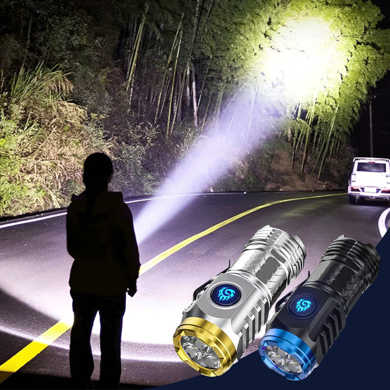Lampe de poche LED puissante noire, rechargeable, idéale pour l'aventure en extérieur.