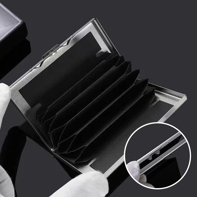 Porte-cartes RFID ultra-fin en métal argenté, protection antivol pour cartes. Compact et élégant.