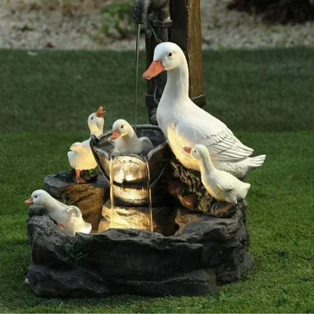Statuette solaire LED canard en résine pour jardin. Décoration lumineuse extérieure élégante.